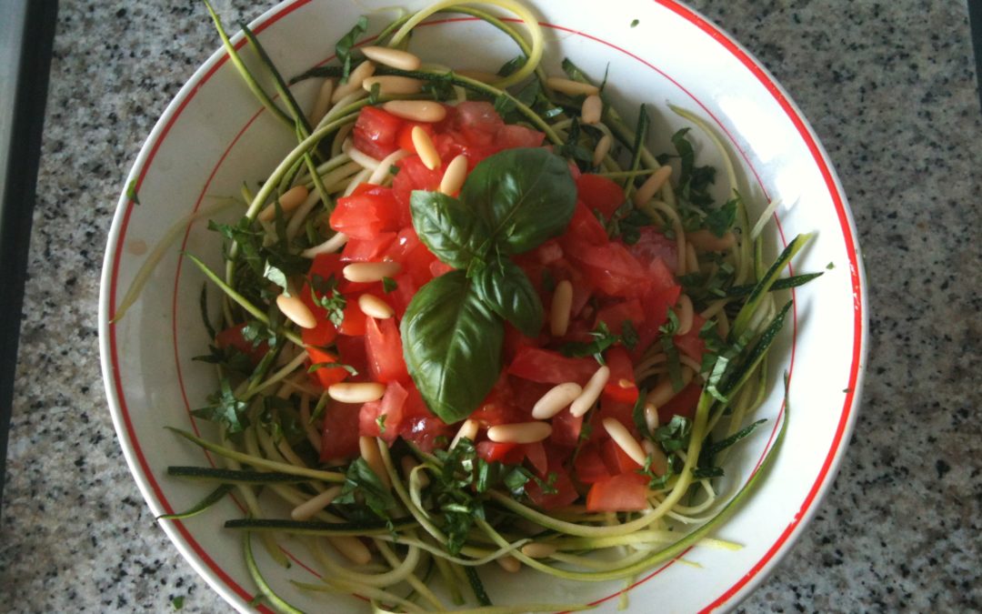 Spaghettis aux courgettes, tomates, pignons